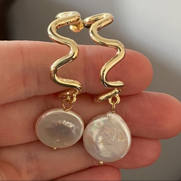 Gorgeous gold & Pearl hoops 😍 - Picture 2 of 10